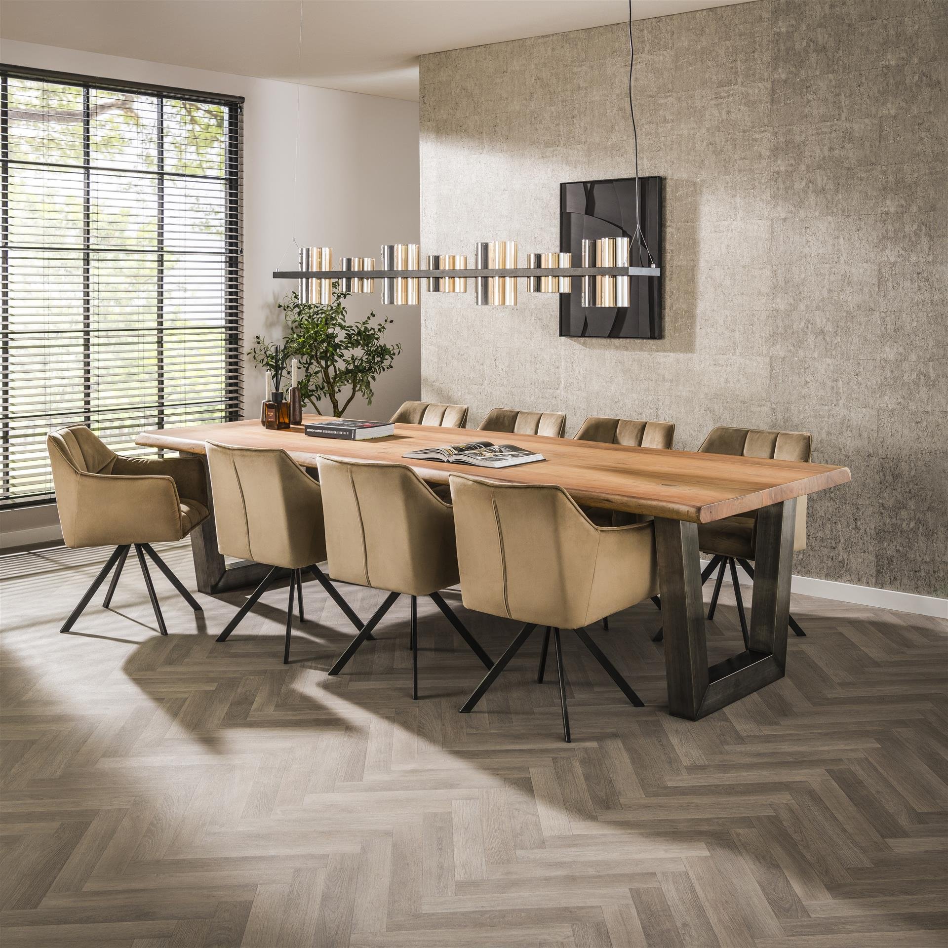 Eetkamertafel 300cm stam in 60mm dik massief acacia met trapezium-vormig frame in 10x10cm zwart geschuurd RVS. / Massief acacia naturel