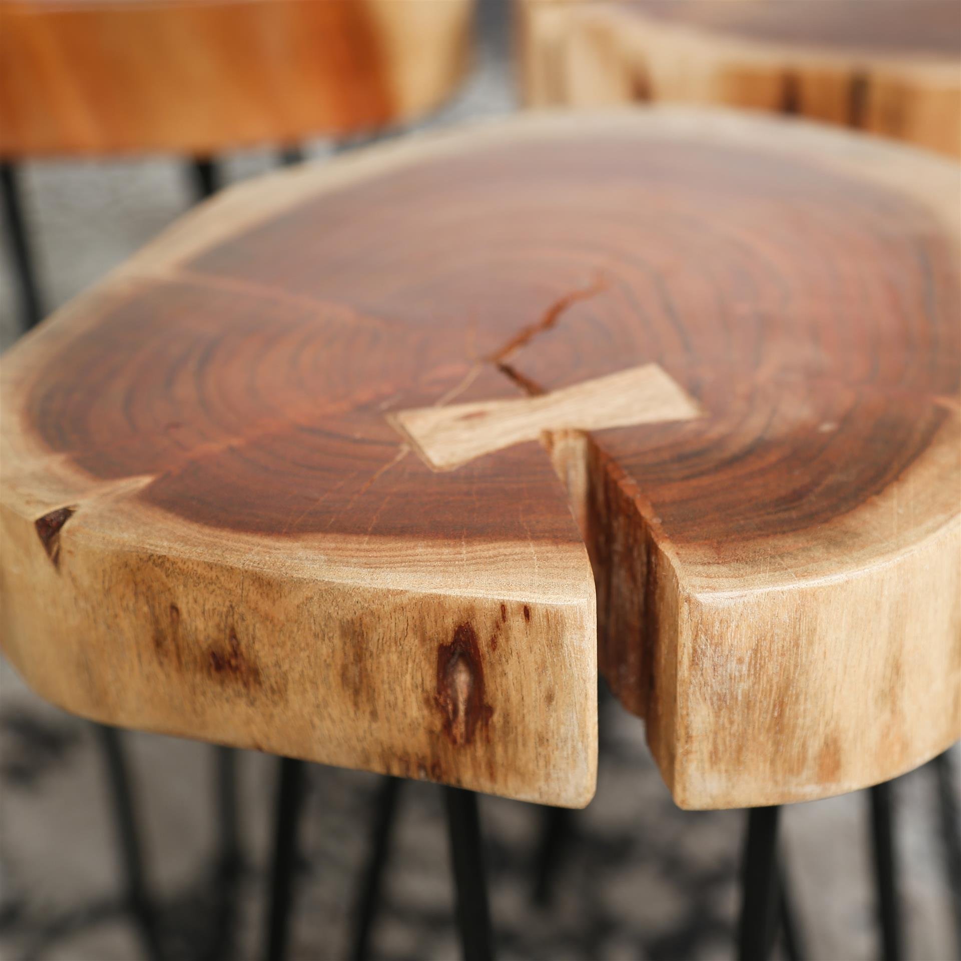 Bijzettafel stam in 6cm dik massief acacia voorzien van stalen frame. VPE2 / Massief acacia naturel