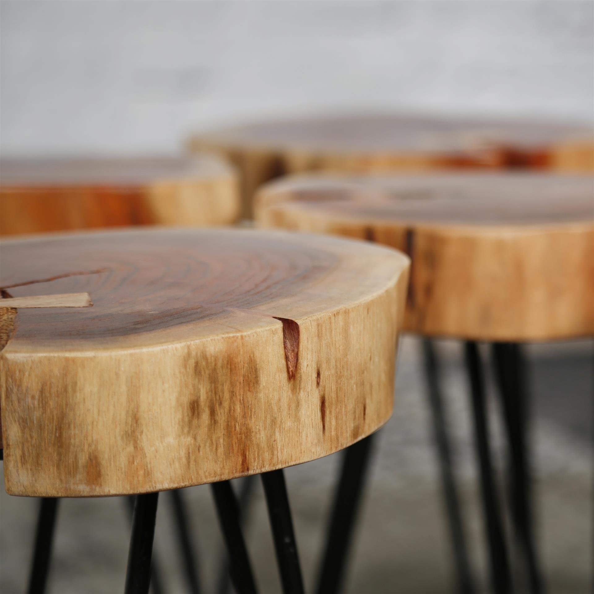 Bijzettafel stam in 6cm dik massief acacia voorzien van stalen frame. VPE2 / Massief acacia naturel