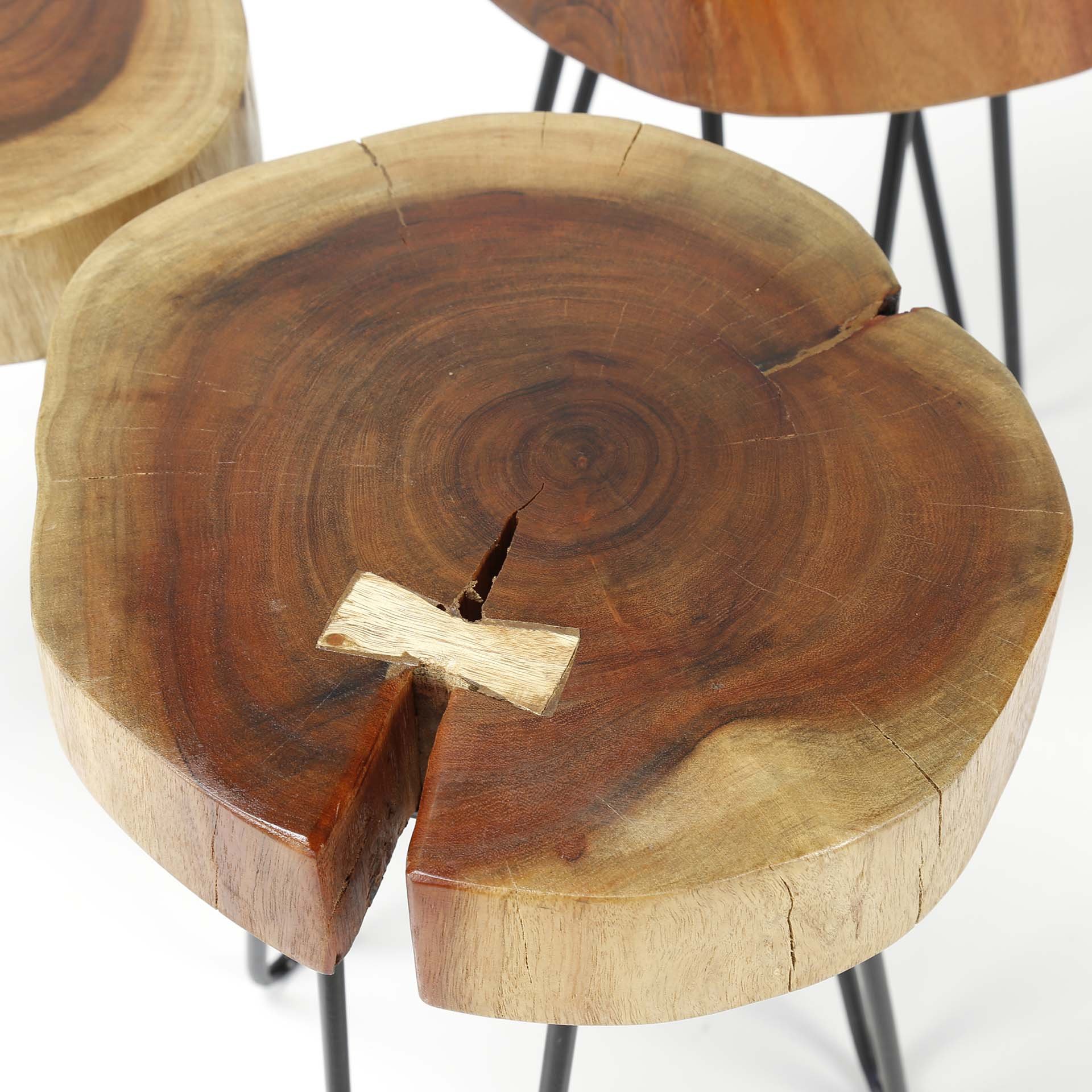Bijzettafel stam in 6cm dik massief acacia voorzien van stalen frame. VPE2 / Massief acacia naturel