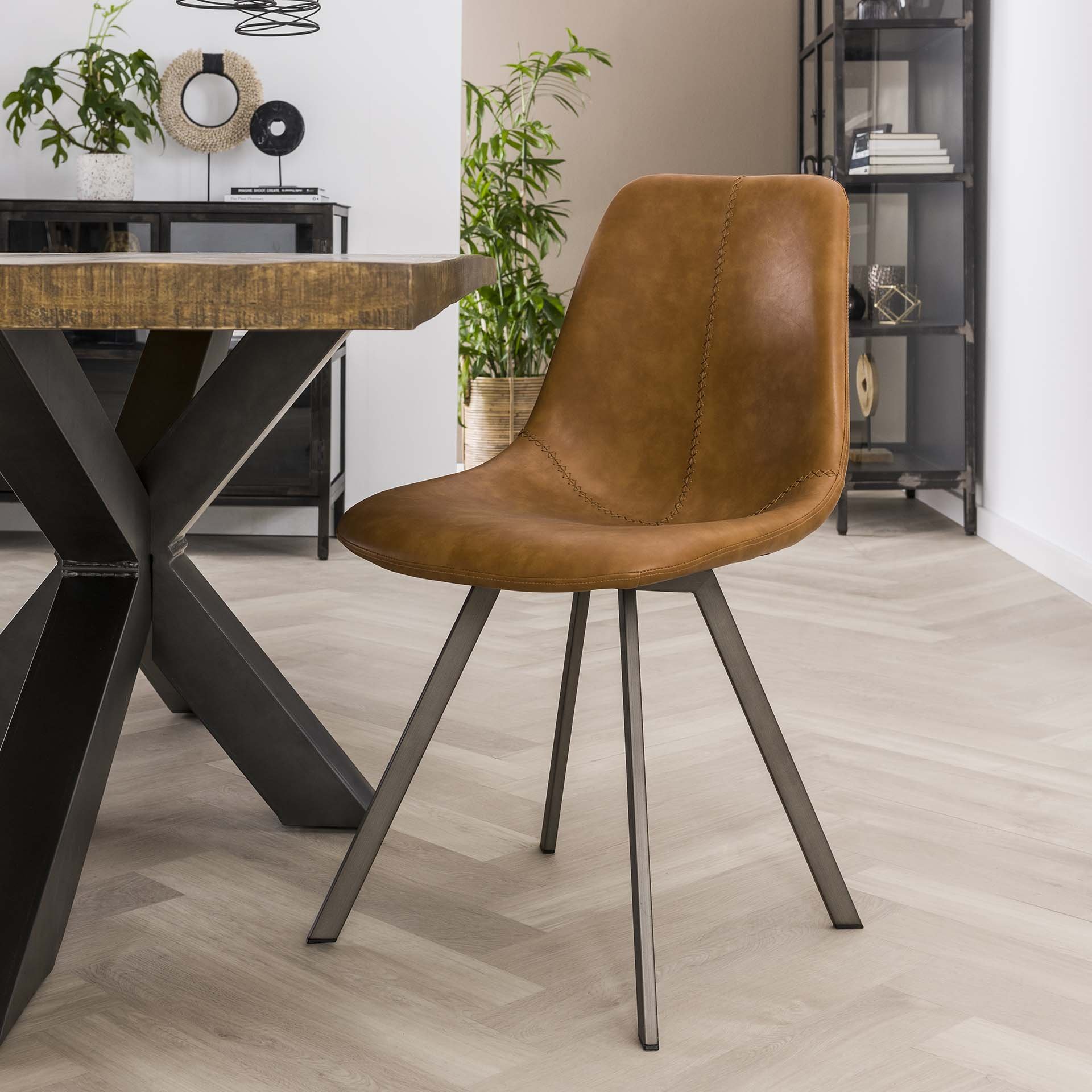 Stoel zig-zag plat frame. VPE4 / Saddle PU cowhide bruin