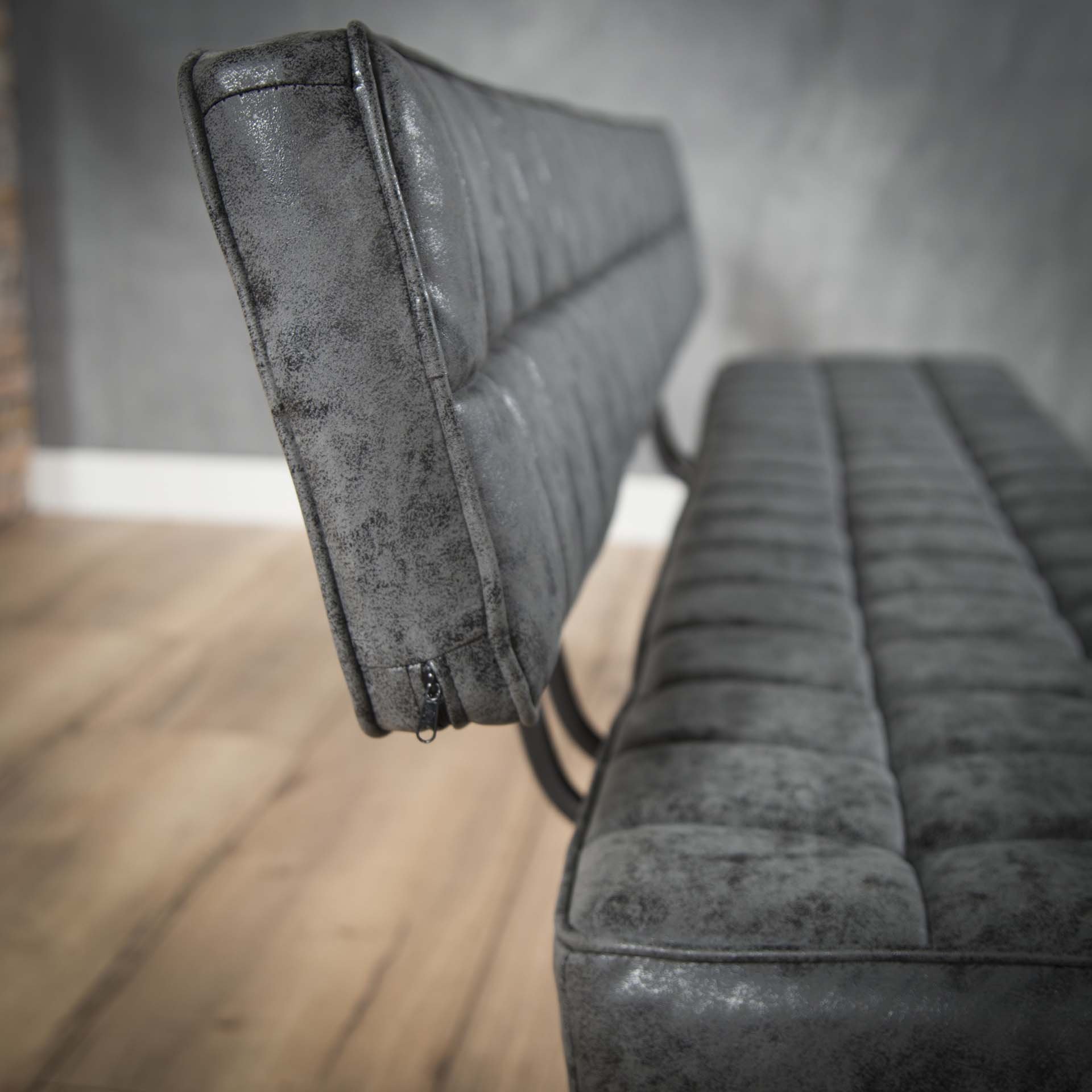 Eetkamerbank 180 cm voorzien van kruisstiksel en een open rug. / Wax PU zwart