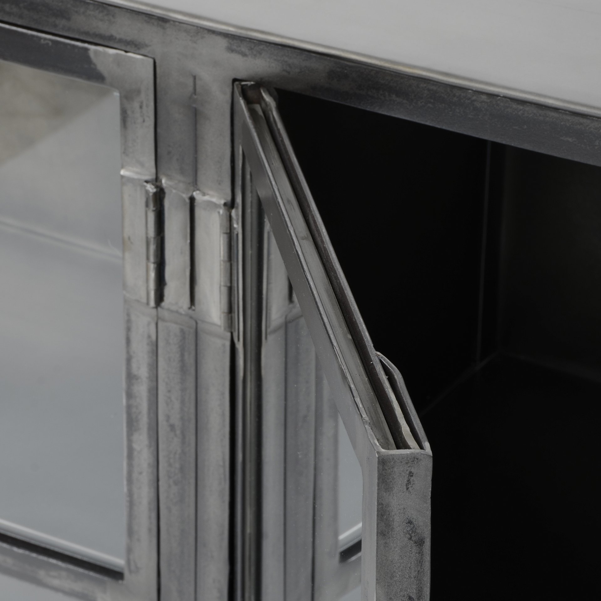 Dressoir Rift metal 4 deuren / Gun metal