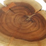 Bijzettafel stam in 6cm dik massief acacia voorzien van stalen frame. VPE2 / Massief acacia naturel