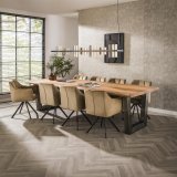 Eetkamertafel 300cm stam in 60mm dik massief acacia met trapezium-vormig frame in 10x10cm zwart geschuurd RVS. / Massief acacia naturel